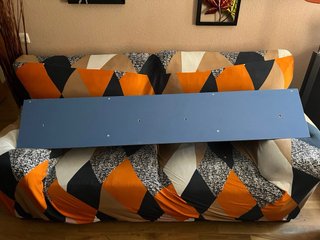 Estantería azul y madera
