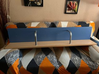 Estantería azul y madera