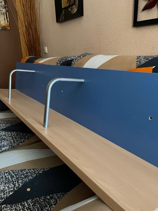 Estantería azul y madera