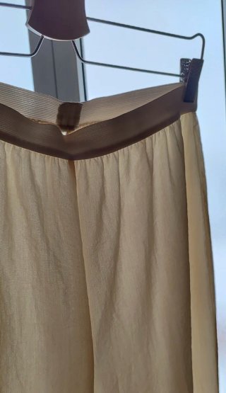 Pantalón fluido color crema