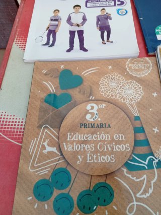 Cuatro libros de 5 de primaria