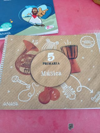 Cuatro libros de 5 de primaria