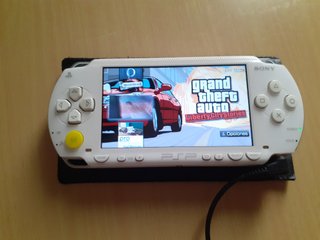 PSP 1000 Blanca + Tarjeta 64GB + Cargador