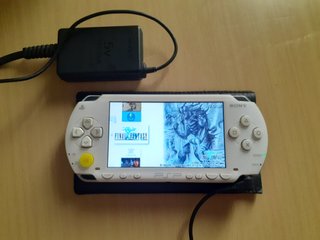 PSP 1000 Blanca + Tarjeta 64GB + Cargador