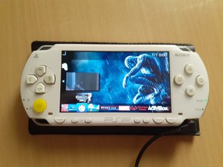 PSP 1000 Blanca + Tarjeta 64GB + Cargador