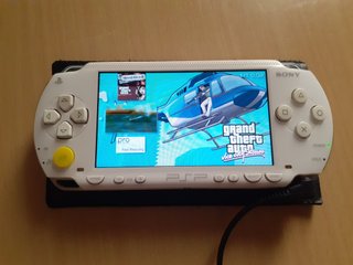 PSP 1000 Blanca + Tarjeta 64GB + Cargador