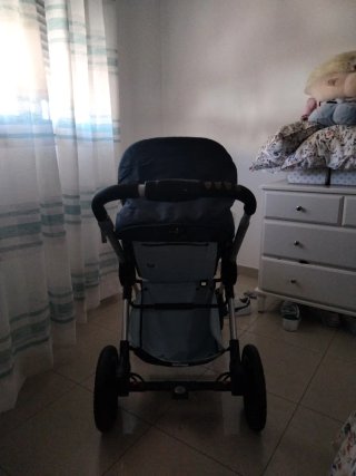 Carrito de bebé azul y rojo