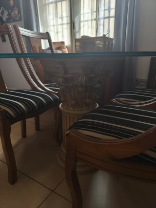 Mesa redonda cristal y mármol y 4 sillas de madera