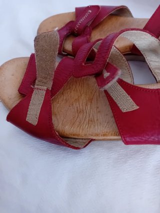 Sandalias rojas y beige muy cómoda