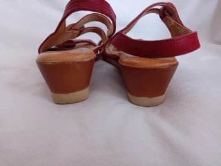 Sandalias rojas y beige muy cómoda