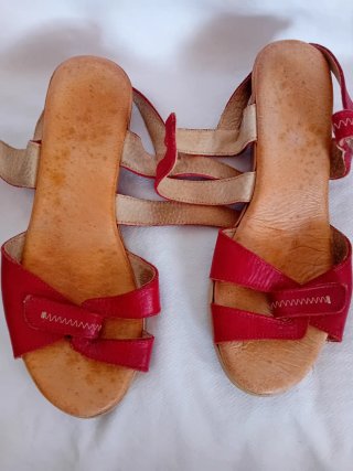 Sandalias rojas y beige muy cómoda