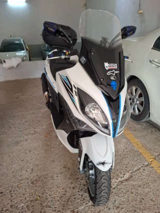 Kymco Maxi Scooter Blanca y Azul