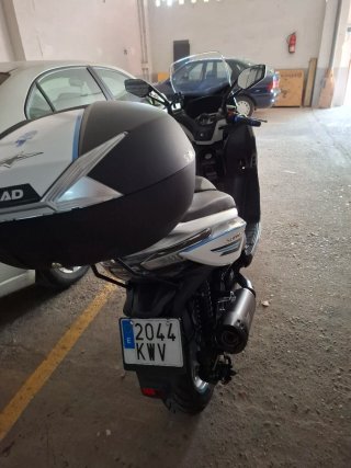 Kymco Maxi Scooter Blanca y Azul