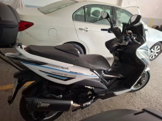 Kymco Maxi Scooter Blanca y Azul