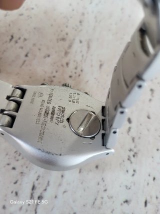Reloj Swatch Cronógrafo Beige y Plateado