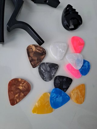 Cejilla, púas y portapúas guitarra