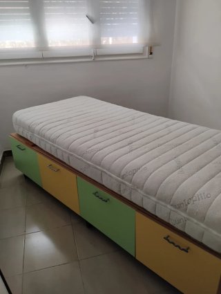Cama con cajones, colchón y armario