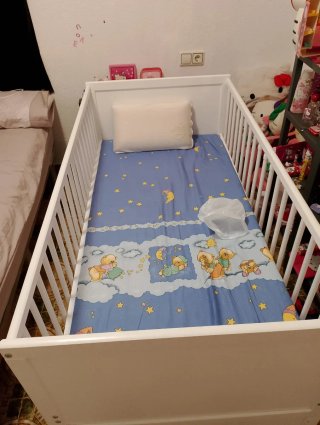Cuna blanca con estampado infantil