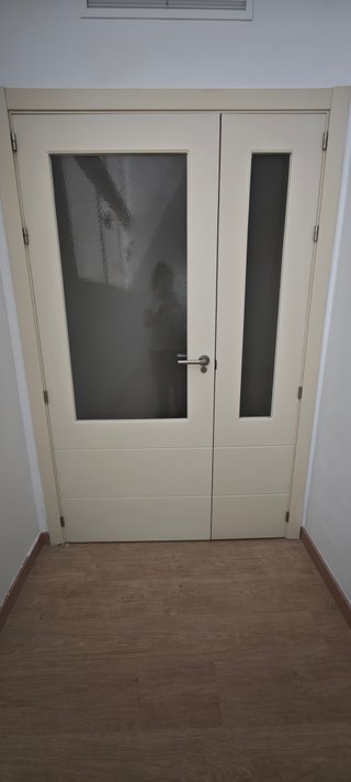 Puerta blanca moderna