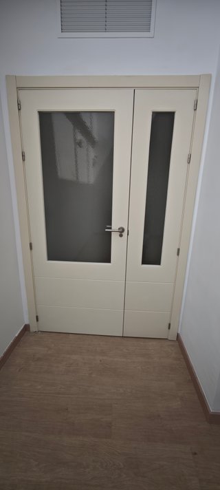 Puerta blanca moderna