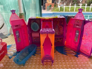 Castello di Barbie rosa con accessori