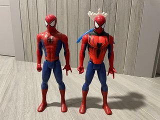 2 Figuras Spiderman con Accesorios