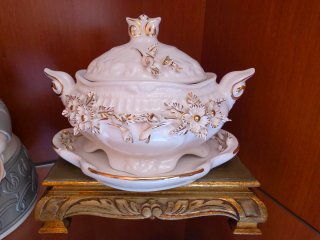 Figura de porcelana con flores doradas