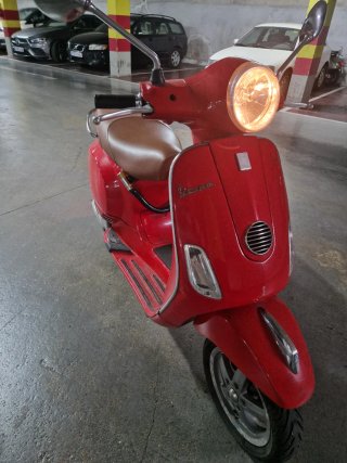 Vespa 125 LX Roja y Marrón
