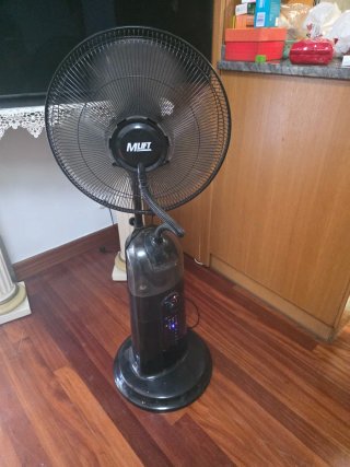 Ventilador MIET Negro Tiene vapor de agua .
