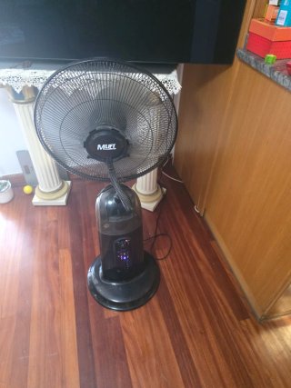 Ventilador MIET Negro Tiene vapor de agua .
