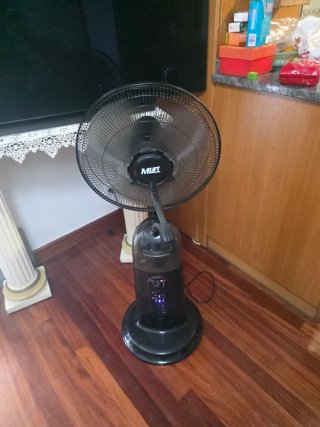 Ventilador MIET Negro Tiene vapor de agua .