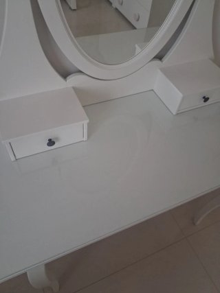 Tocador blanco con espejo y cajones