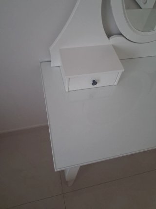 Tocador blanco con espejo y cajones