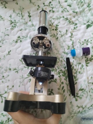 Microscopio con luz y accesorios