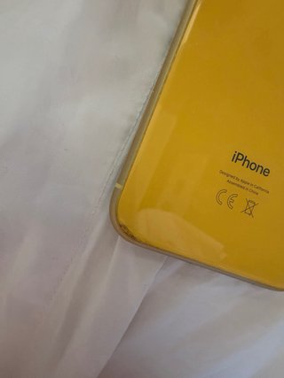 Iphone XR amarillo