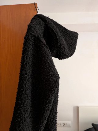 Abrigo negro con capucha