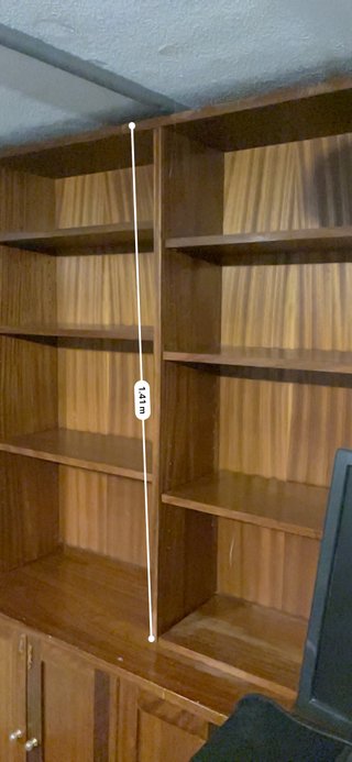 Librería clásica de madera con armarios