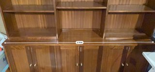 Librería clásica de madera con armarios