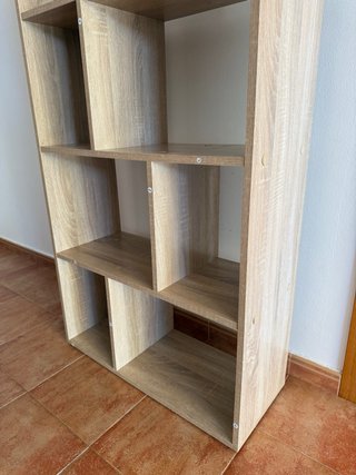 Estantería de madera beige y marrón