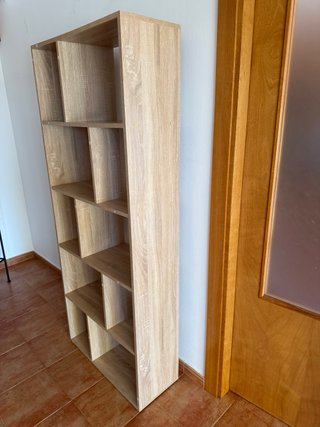 Estantería de madera beige y marrón