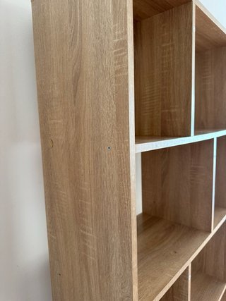 Estantería de madera beige y marrón