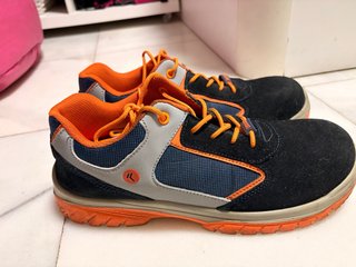 Zapatos de trabajo Issaline negros y naranjas