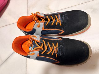 Zapatos de trabajo Issaline negros y naranjas