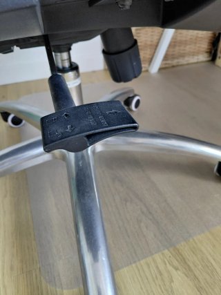 Silla de oficina ergonómica negra