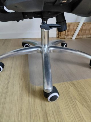 Silla de oficina ergonómica negra