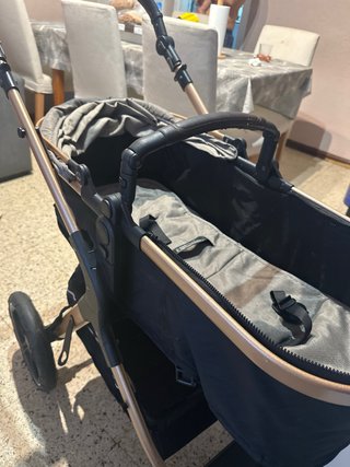 Carrito de bebé gris y dorado