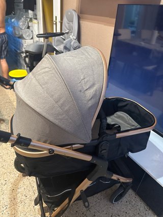 Carrito de bebé gris y dorado