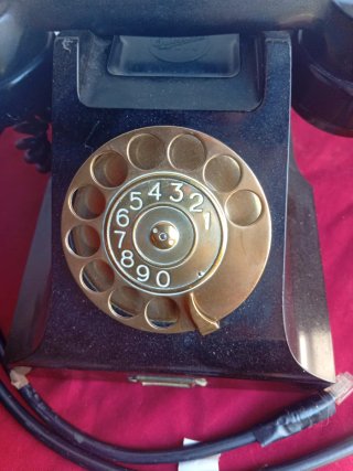Teléfono antiguo negro y dorado