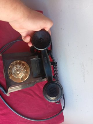 Teléfono antiguo negro y dorado