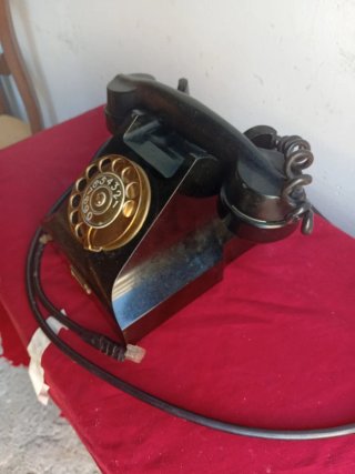 Teléfono antiguo negro y dorado